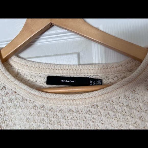 Vero Moda Cream round neck scallop pattern knit sweater size XL - Picture 2 of 4